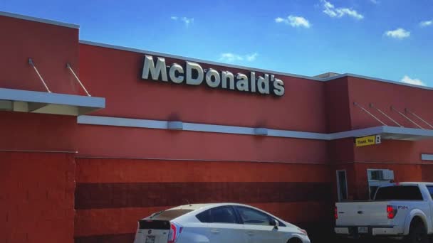 Zoom Bild Utsidan Mcdonalds Snabbmatsrestaurang Med Drive Thru Och Kunder — Stockvideo