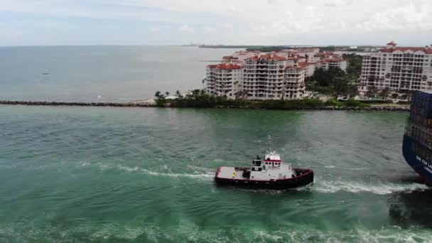 Fisher Adası Nın Yanında Römorkör Kargo Gemisi — Stok video