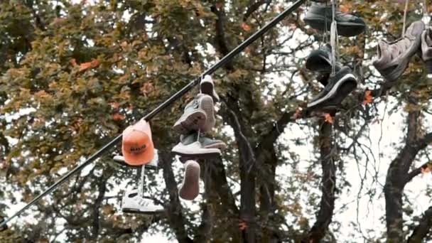 Buty Zwisające Drutu Nad Drogą Kapeluszem Drzewami — Wideo stockowe