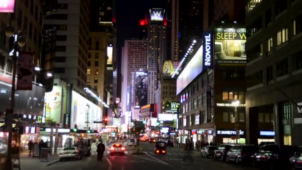 Timelapse Mirando Por Broadway Hacia Times Square Por Noche Ciudad — Vídeos de Stock