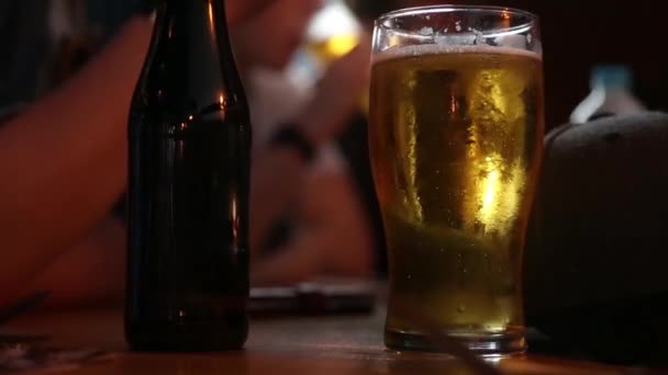Kafede Rahatlatıcı Bir Bira — Stok video