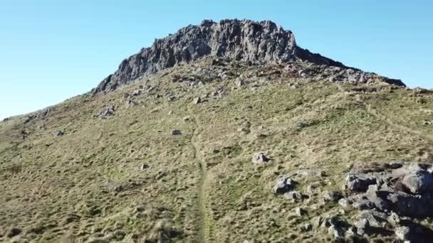 ラパキ トラックの上のドローン映像クライストチャーチニュージーランドは 最も岩の多いピークアウトの作物に向かって飛んでいるドローン ライトン港の近くにあります 青い空 緑の草 マヴィックプロドローン 遊歩道 — ストック動画