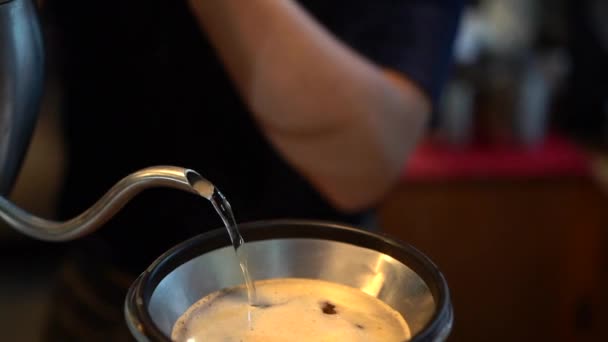 Wasser Einen Kaffeefilter Gießen — Stockvideo