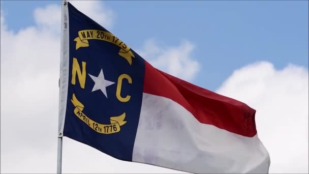 Die Flagge Des Bundesstaates North Carolina Weht Wind Vor Blauem — Stockvideo