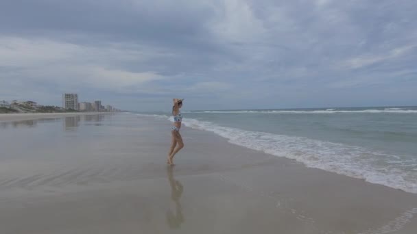 Happy Young Lady Runs Ocean Producing Splashes Waves — Stock Video