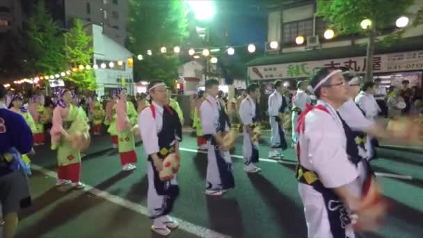 일본의 축제인 야마가타 댄서들의 무리가 거리를 행진하고 있습니다 — 비디오