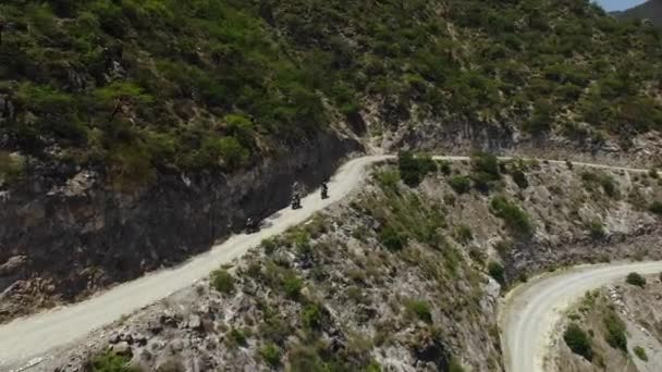 Aérea Motociclistas Montar Moto Carreteras Montaña — Vídeos de Stock