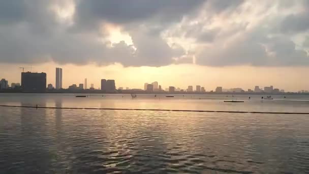 以城市为背景的日落和水面上飘浮的云彩的惊人景象 — 图库视频影像