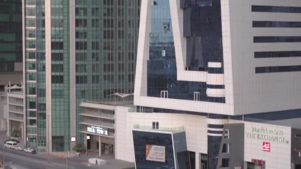 慢动作 阿拉伯联合酋长国迪拜市滑行现代塔台的密闭盘 — 图库视频影像