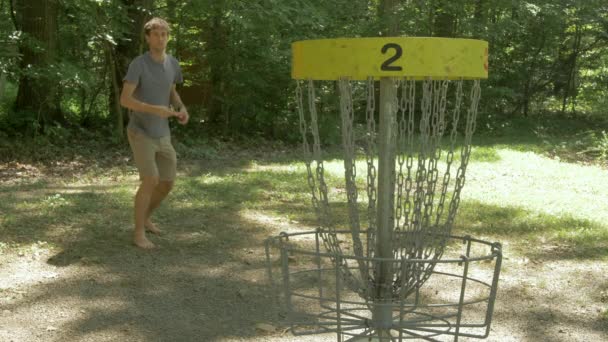 Man Marca Uma Cesta Uma Rodada Disco Golfe Floresta Celebra — Vídeo de Stock