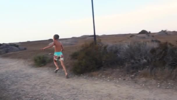 Молодий Хлопчик Біжить Стежкою Старовинної Іспанської Вежі — стокове відео