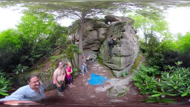 360 Сім Спостерігають Підліток Піднімається Скелю Будучи Верхівці Канатів — стокове відео
