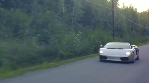 Lamborghini Jedzie Wiejską Drogą Zmierzchu — Wideo stockowe