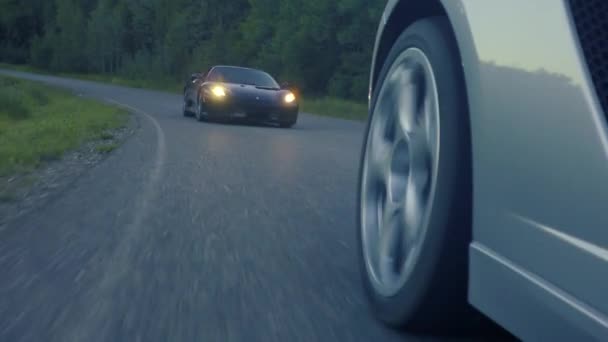 Sebuah Ferrari Mengikuti Belakang Lamborghini Saat Mereka Datang Persimpangan Jalan — Stok Video