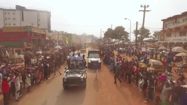 在国家足球队赢得2017年非洲国家杯冠军后 在喀麦隆首都雅温得举行庆祝活动 车辆前的空中镜头向前移动 — 图库视频影像