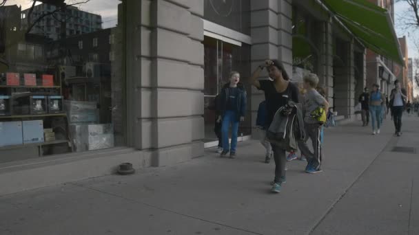 Toronto Ontario Canada Shot Slow Motion People Wandelen Door Chinatown — Stockvideo