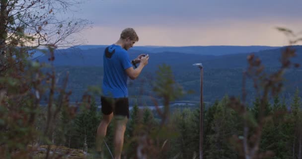 Norsk Man Blå Skjorta Stannar Träningen För Att Foto Härlig — Stockvideo