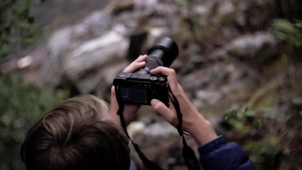Homme Manipulant Caméra Dans Environnement Naturel Ralenti Norvège Europe — Video