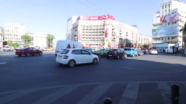 Samochody Czekają Światłach Ruchliwym Skrzyżowaniu Bukareszt Slow Motion — Wideo stockowe