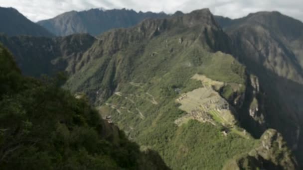 Pohled Město Machu Picchu Rámované Dutinou Dveří Kamenné Konstrukce — Stock video