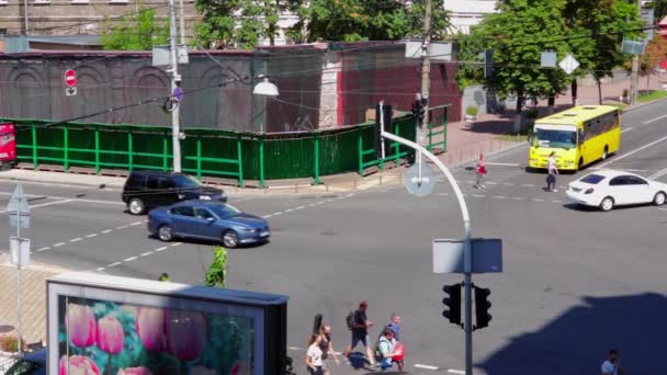 Blick Auf Menschen Und Verkehr Die Viel Befahrene Kreuzungen Überqueren — Stockvideo