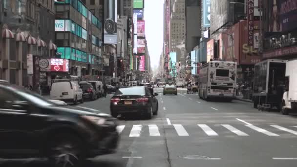 Patrząc Dół Ruchliwej Ulicy Nowym Jorku Wielu Elektronicznych Billboardów Reklamowych — Wideo stockowe