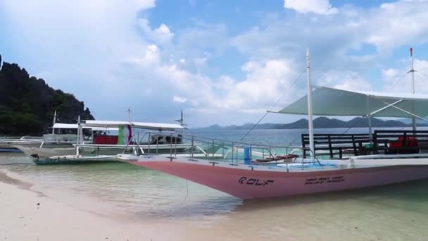 小船停泊在菲律宾岛上清澈的水面上 安静的场面 宁静的假日气氛 — 图库视频影像