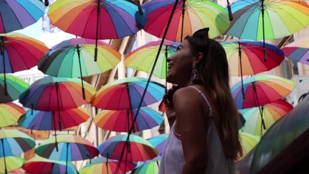 Flicka Tittar Upp Färgade Paraplyer Och Talar Telefonen Glad Slow — Stockvideo