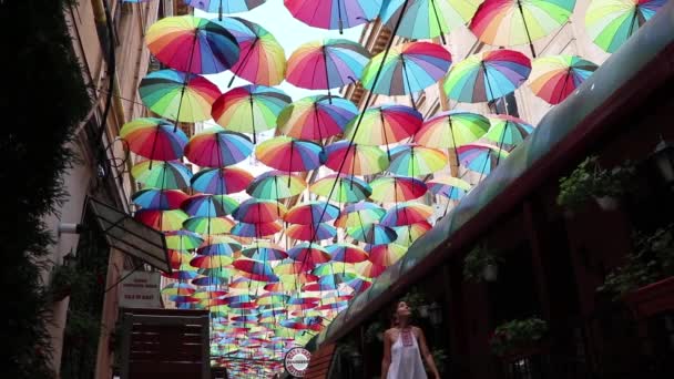 Chica Mirando Hacia Arriba Temor Los Paraguas Color Bucarest — Vídeos de Stock
