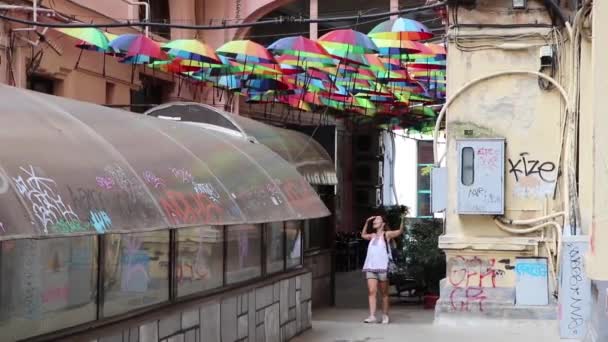 Dívka Přihlášení Barevné Deštníky Street Graffiti — Stock video