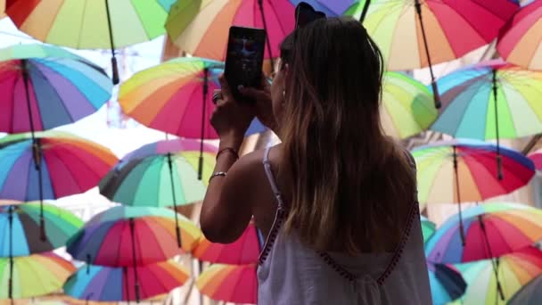 Flicka Bilder Färgade Paraplyer Bukarest — Stockvideo