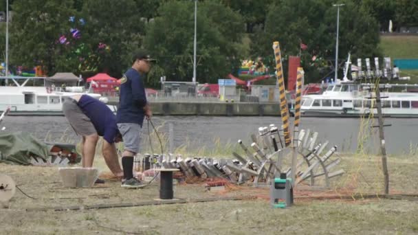 Dos Hombres Preparándose Para Espectáculo Fuegos Artificiales Profesional — Vídeo de stock