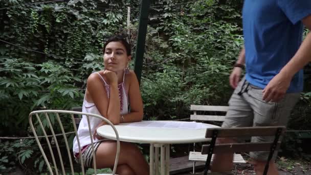 Uomo Che Ritorna Tavola Presenta Alla Ragazza Caffè — Video Stock