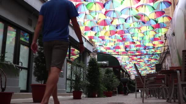 Hombre Caminando Través Paraguas Color Calle Bucarest — Vídeo de stock