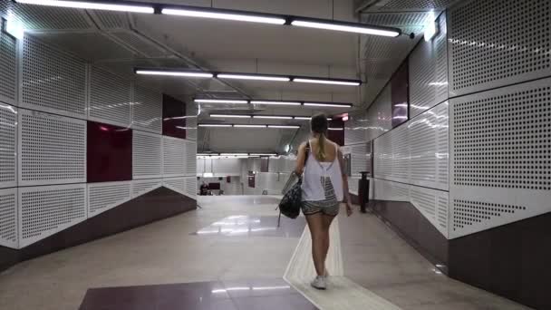 Fille Entre Dans Station Métro Bucarest — Video