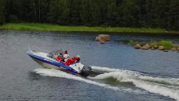 Aerial Close Gelukkig Varen Familie Cruisen Hoge Snelheid Zomer — Stockvideo