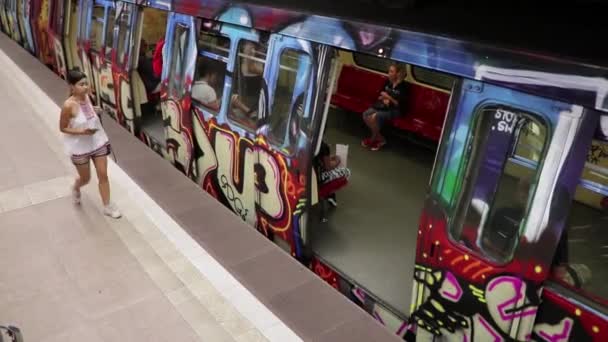 Junge Frau Betritt Bahn Mit Graffiti — Stockvideo