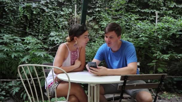 Casal Jovem Olhando Para Telefone Sorrindo Feliz — Vídeo de Stock