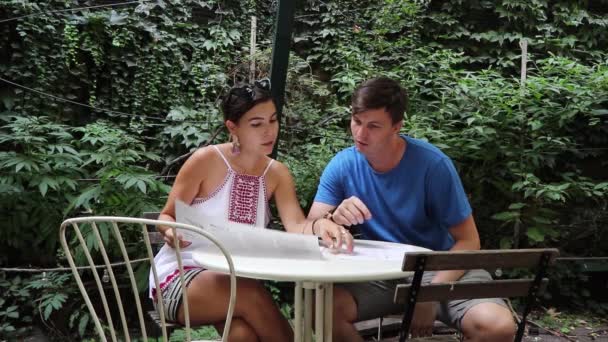 Casal Jovem Olhando Para Menu Terraço Livre — Vídeo de Stock