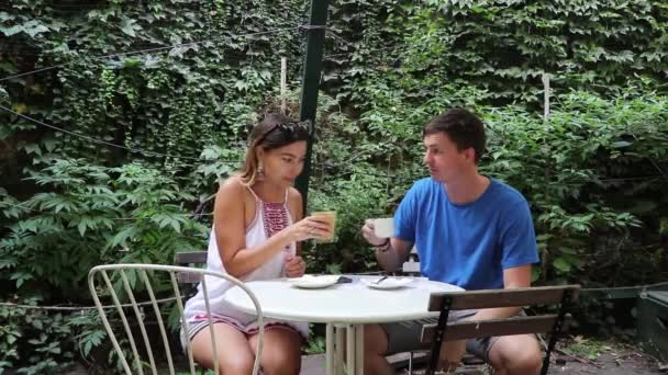 Feliz Pareja Degustación Café Café Cadera — Vídeo de stock