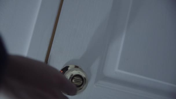 男子试图打开锁着的门的特写镜头 — 图库视频影像