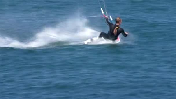 Atletický Mladý Muž Kite Surfing Provádí Skok Přistane Vodě — Stock video