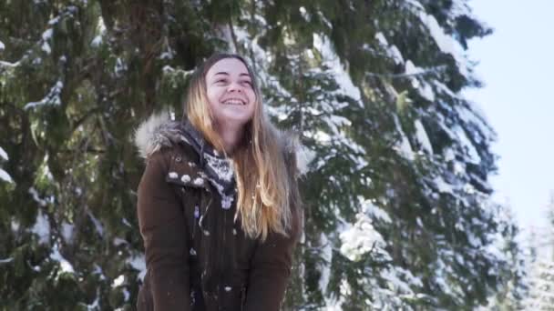 Dziewczyna Rzuca Świeży Śnieg Powietrze Zwolnione Tempo — Wideo stockowe