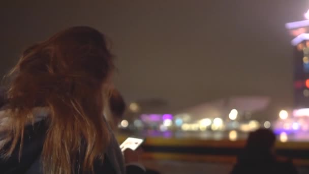 Tournage Nocturne Une Touriste Sur Son Téléphone Debout Sur Ferry — Video