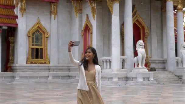 Kvinna Som Tar Selfie Ett Tempel Bangkok Thailand — Stockvideo