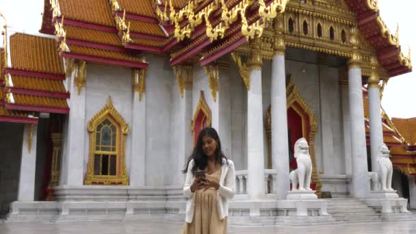 Egy Szelfit Készít Egy Templomban Bangkokban Thaiföldön — Stock videók