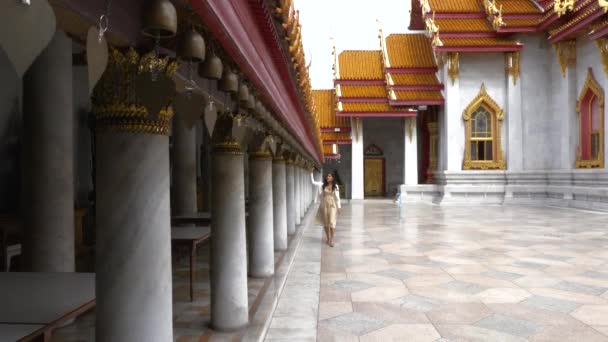 Uma Mulher Caminhando Longo Dos Sinos Sagrados Templo Bangkok Tailândia — Vídeo de Stock