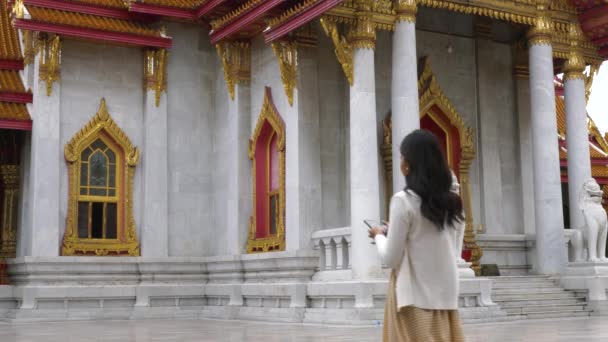 Uma Mulher Caminhando Templo Bangkok Pára Para Tirar Uma Foto — Vídeo de Stock