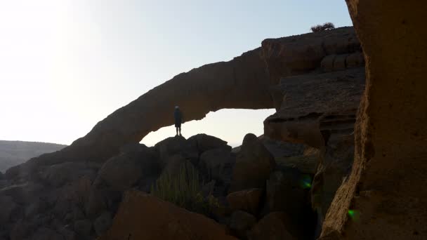 Hombre Mochilero Pie Sobre Las Rocas Arco Piedra Natural Tajao — Vídeos de Stock