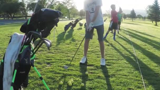 Junior Golf Range Beim Üben — Stockvideo